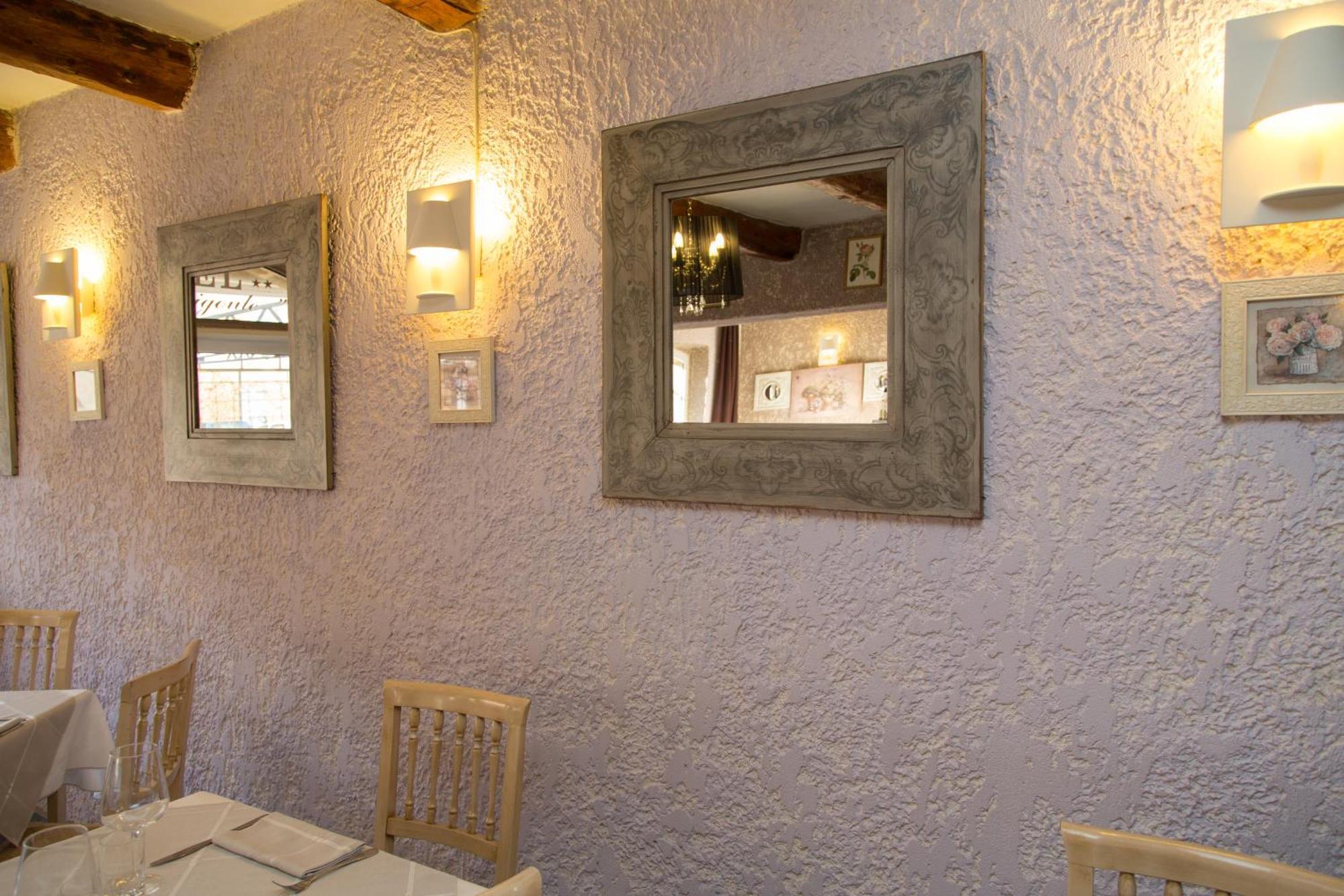 Logis Hotel Restaurant La Farigoule Sainte-Cécile-les-Vignes Eksteriør bilde