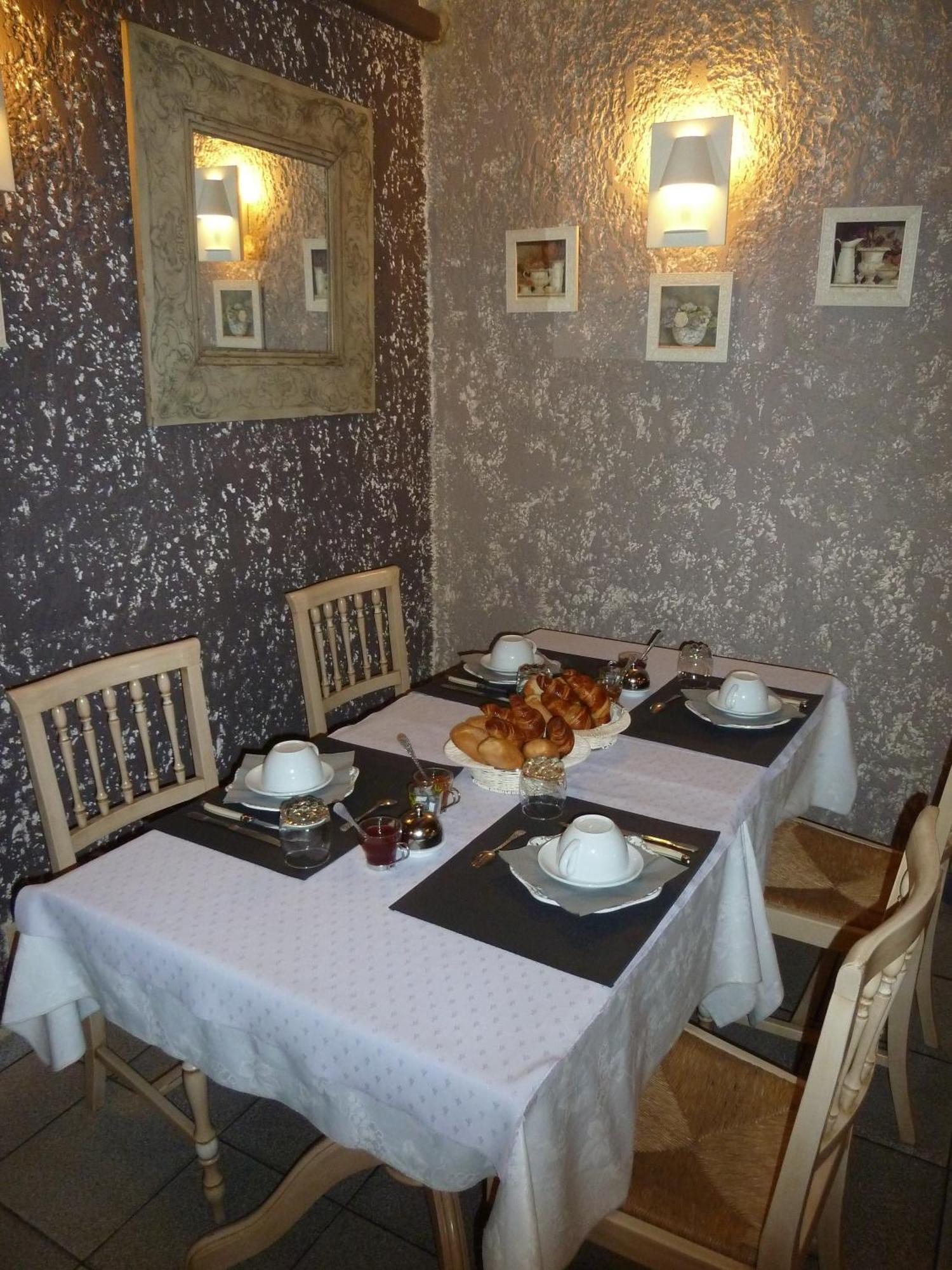 Logis Hotel Restaurant La Farigoule Sainte-Cécile-les-Vignes Eksteriør bilde