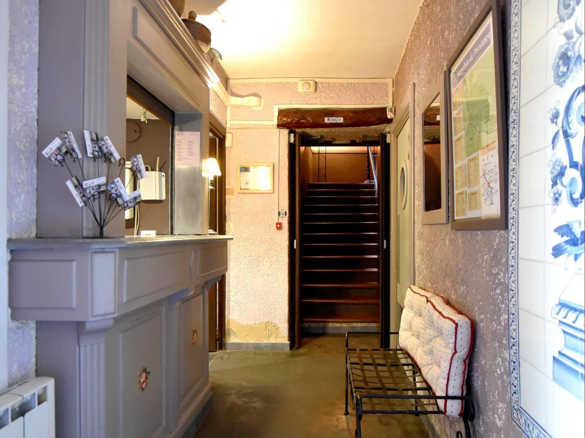 Logis Hotel Restaurant La Farigoule Sainte-Cécile-les-Vignes Eksteriør bilde
